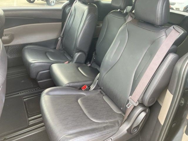 Used 2025 Kia Carnival FWD image 24