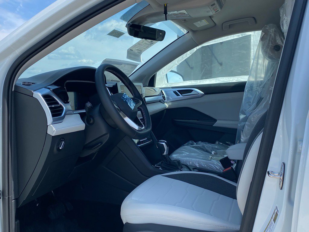 New 2025 Volkswagen Taos SE image 2
