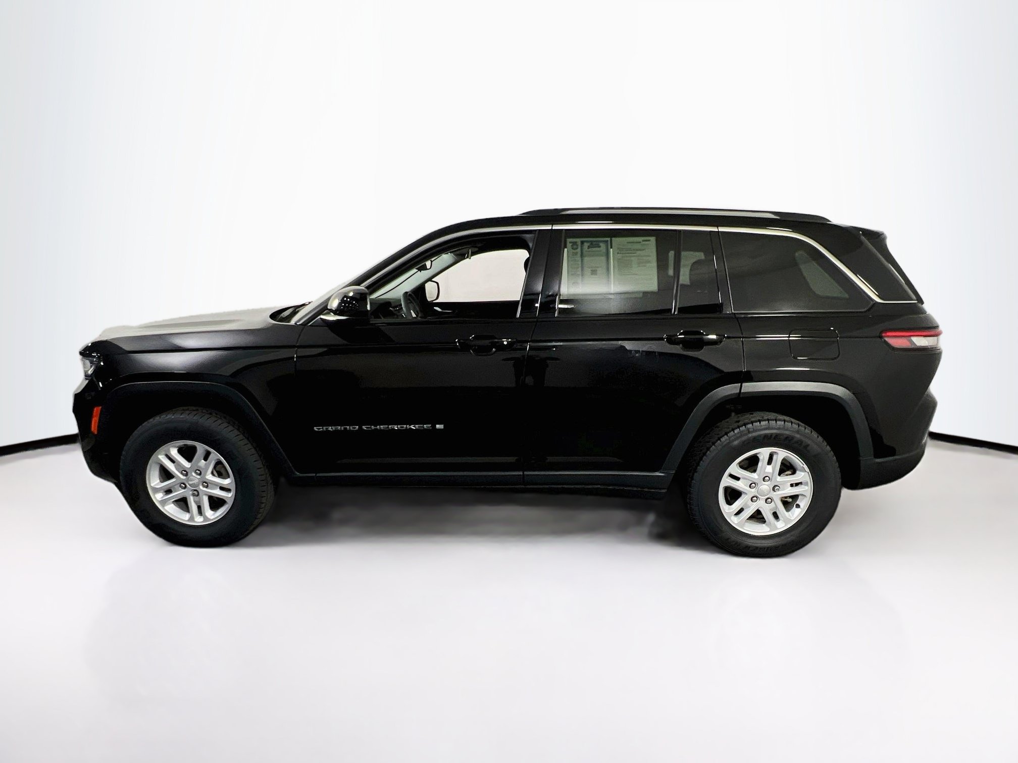 Used 2023 Jeep Grand Cherokee Laredo w/ Luxury Tech Group I AWD/4WD image 8