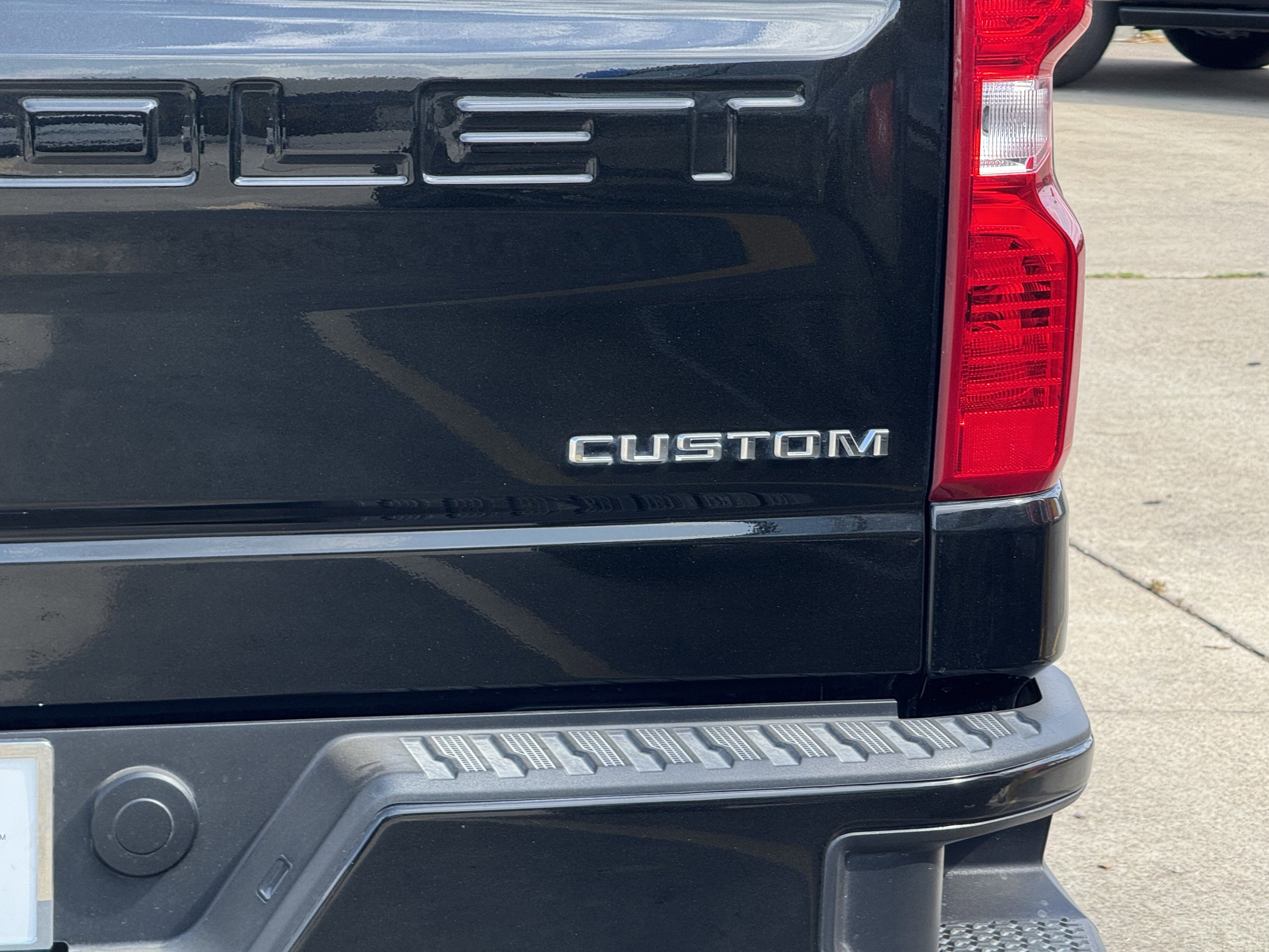 Used 2025 Chevrolet Silverado 1500 Custom Trail Boss w/ LPO, Dark Essentials Package image 11