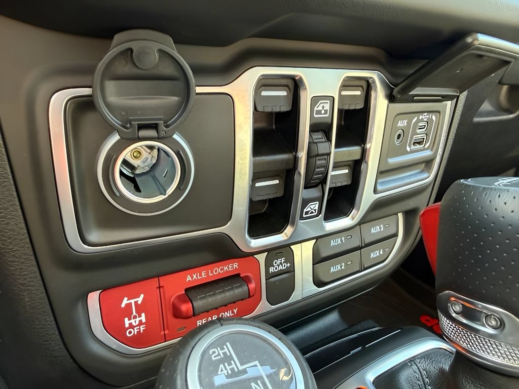 Used 2025 Jeep Gladiator Mojave w/ Convenience Group AWD/4WD image 35