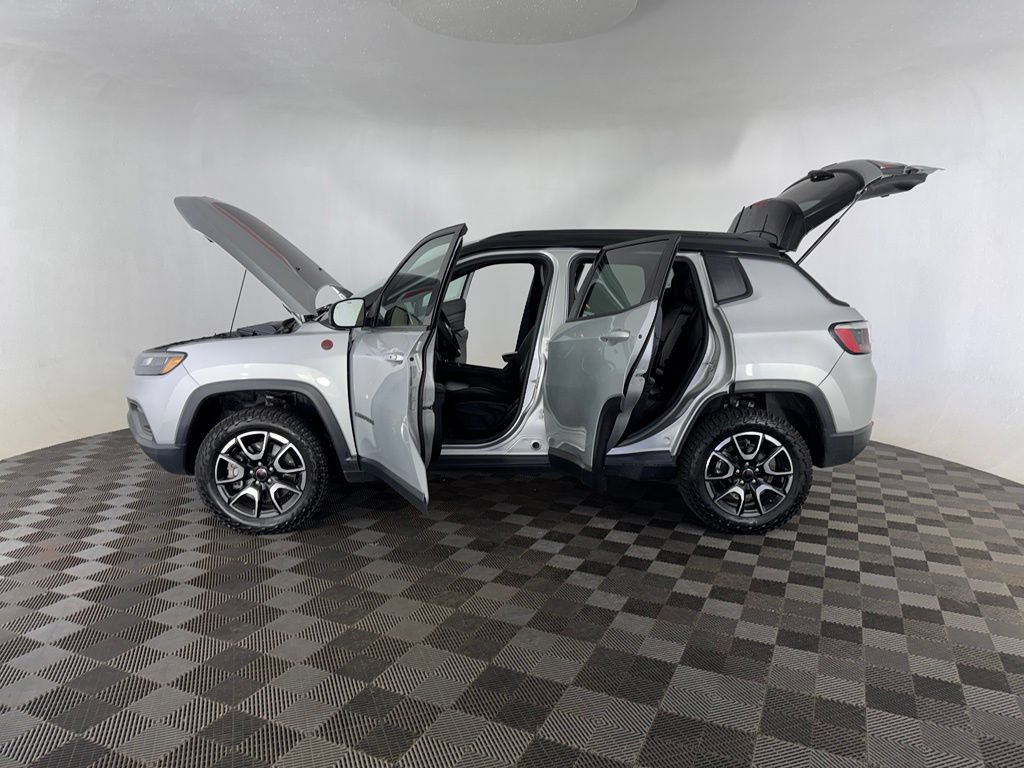 Used 2025 Jeep Compass Trailhawk AWD/4WD image 18