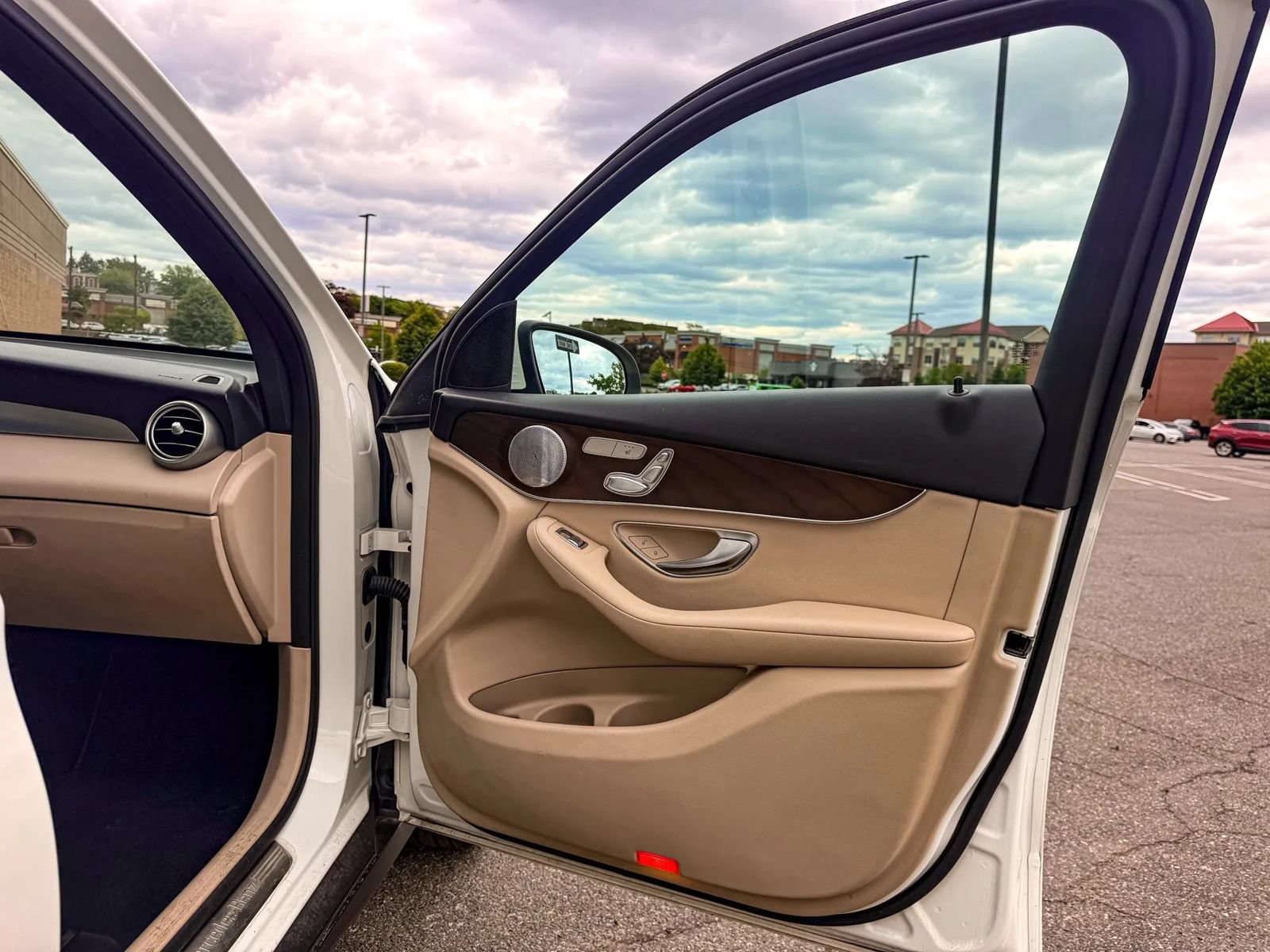 Used 2018 Mercedes-Benz GLC 300 4MATIC image 16