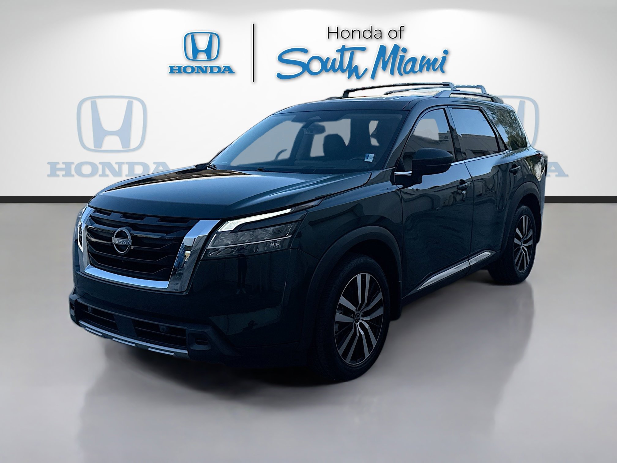 Used 2024 Nissan Pathfinder Platinum w/ Cargo Package AWD/4WD image 3