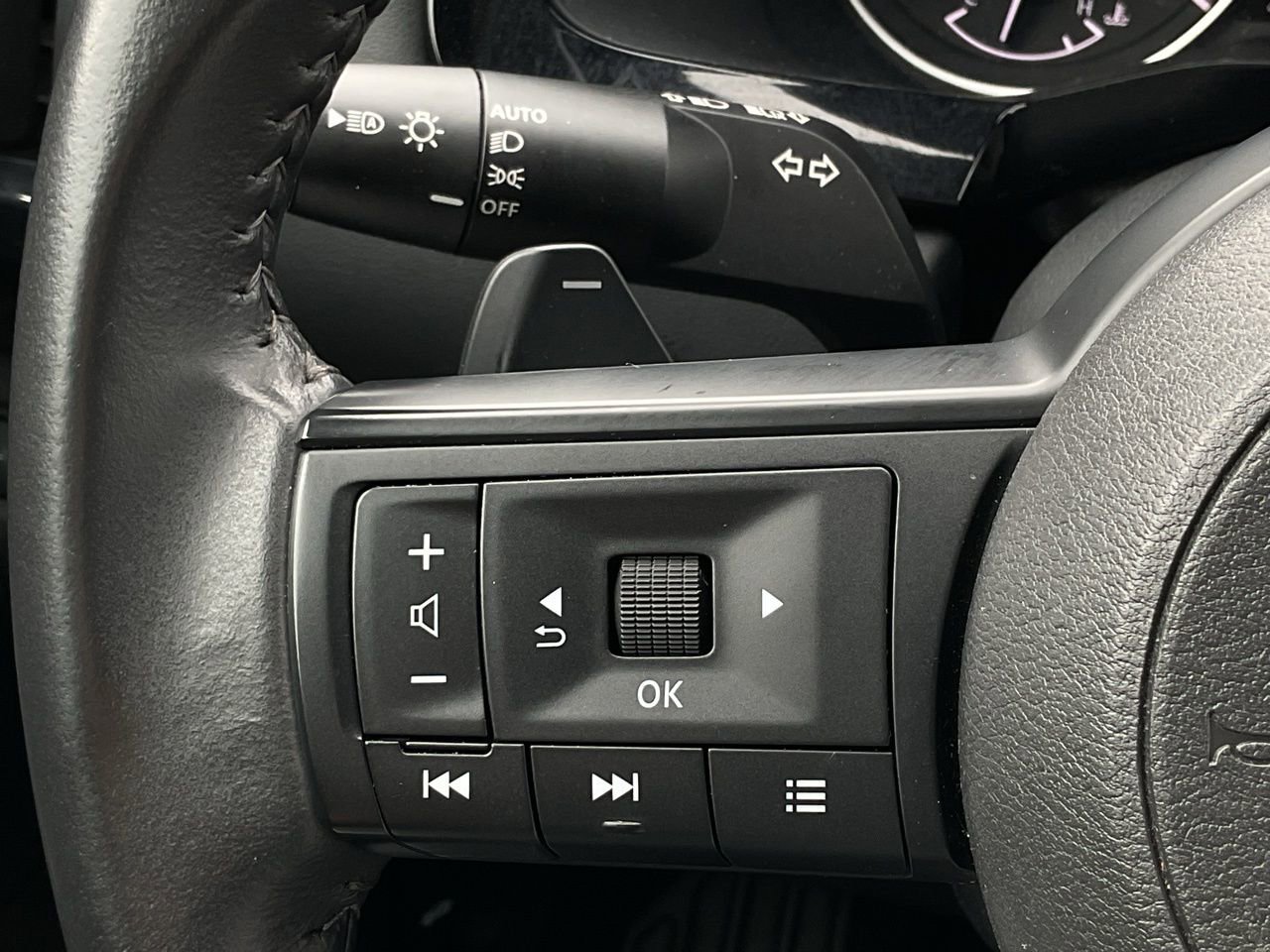 Used 2025 Nissan Pathfinder SV FWD image 24