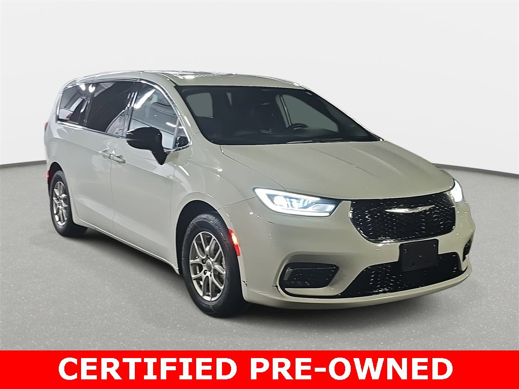 Used 2024 Chrysler Pacifica Touring-L image 3