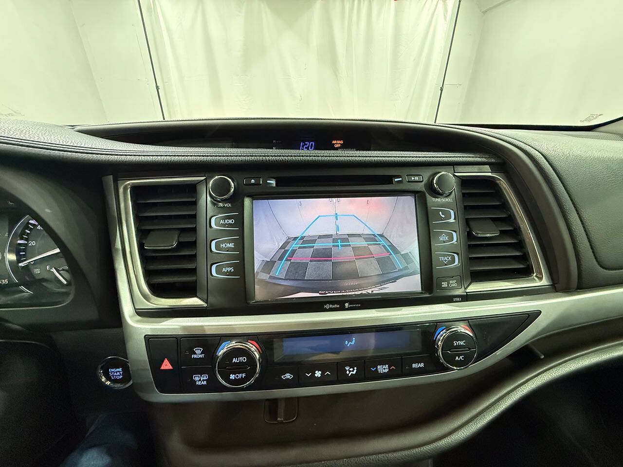 Used 2014 Toyota Highlander XLE AWD/4WD image 16