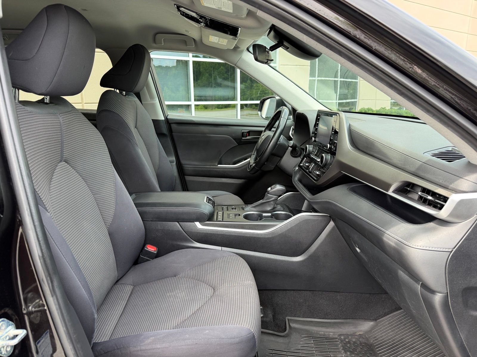 Used 2020 Toyota Highlander LE AWD/4WD image 34