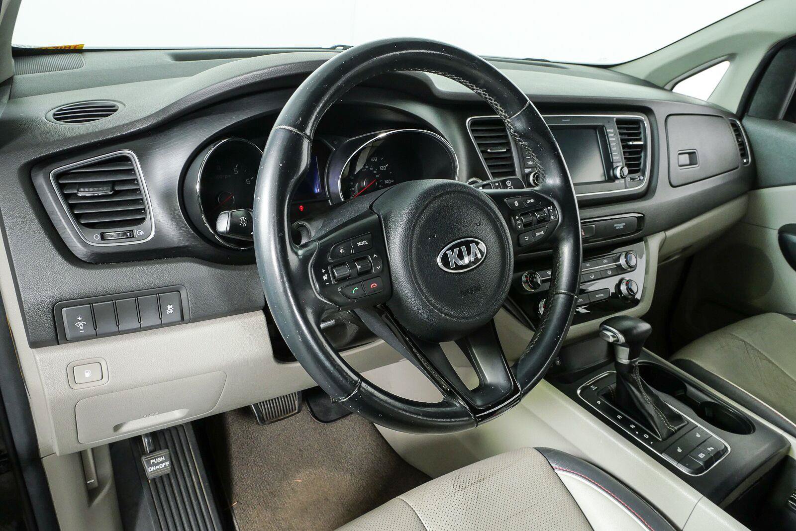 Used 2017 Kia Sedona LX w/ LX Essentials Premium Package FWD image 4