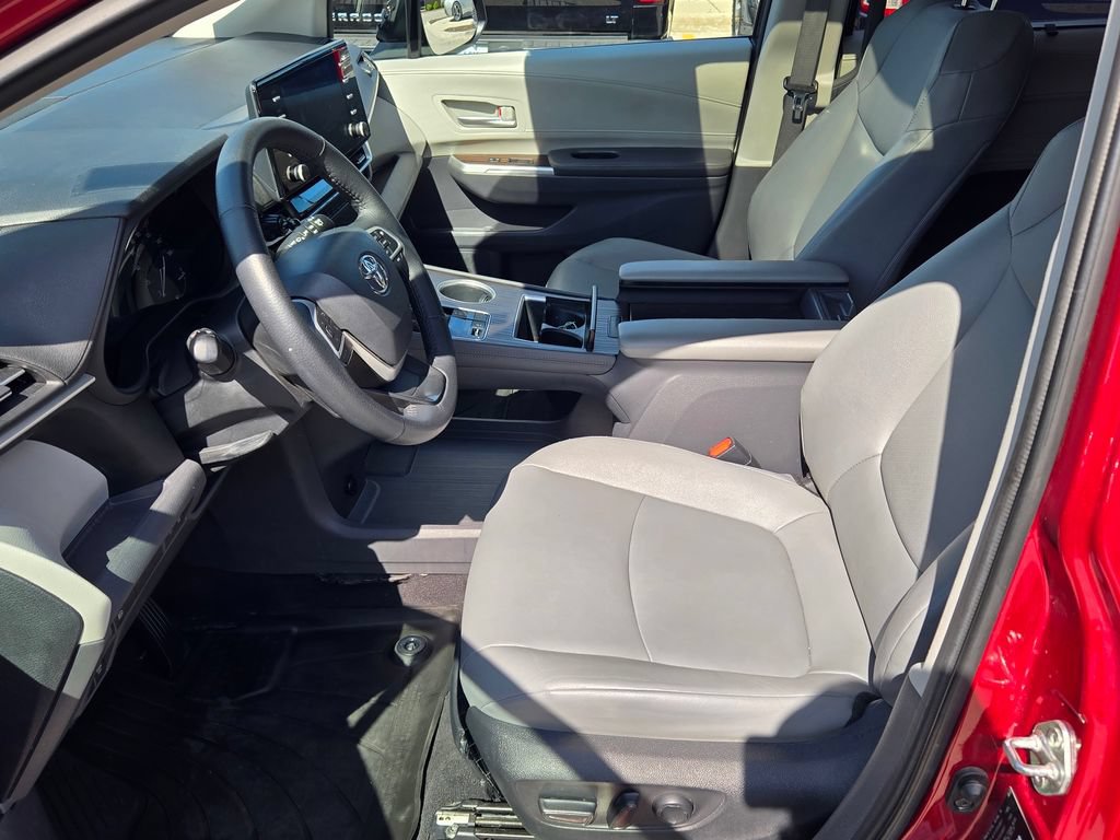 Used 2023 Toyota Sienna XLE FWD image 31