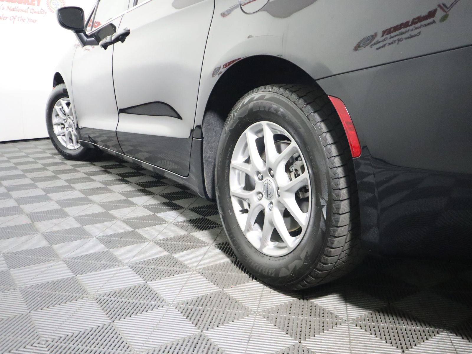 Used 2024 Chrysler Voyager LX image 10