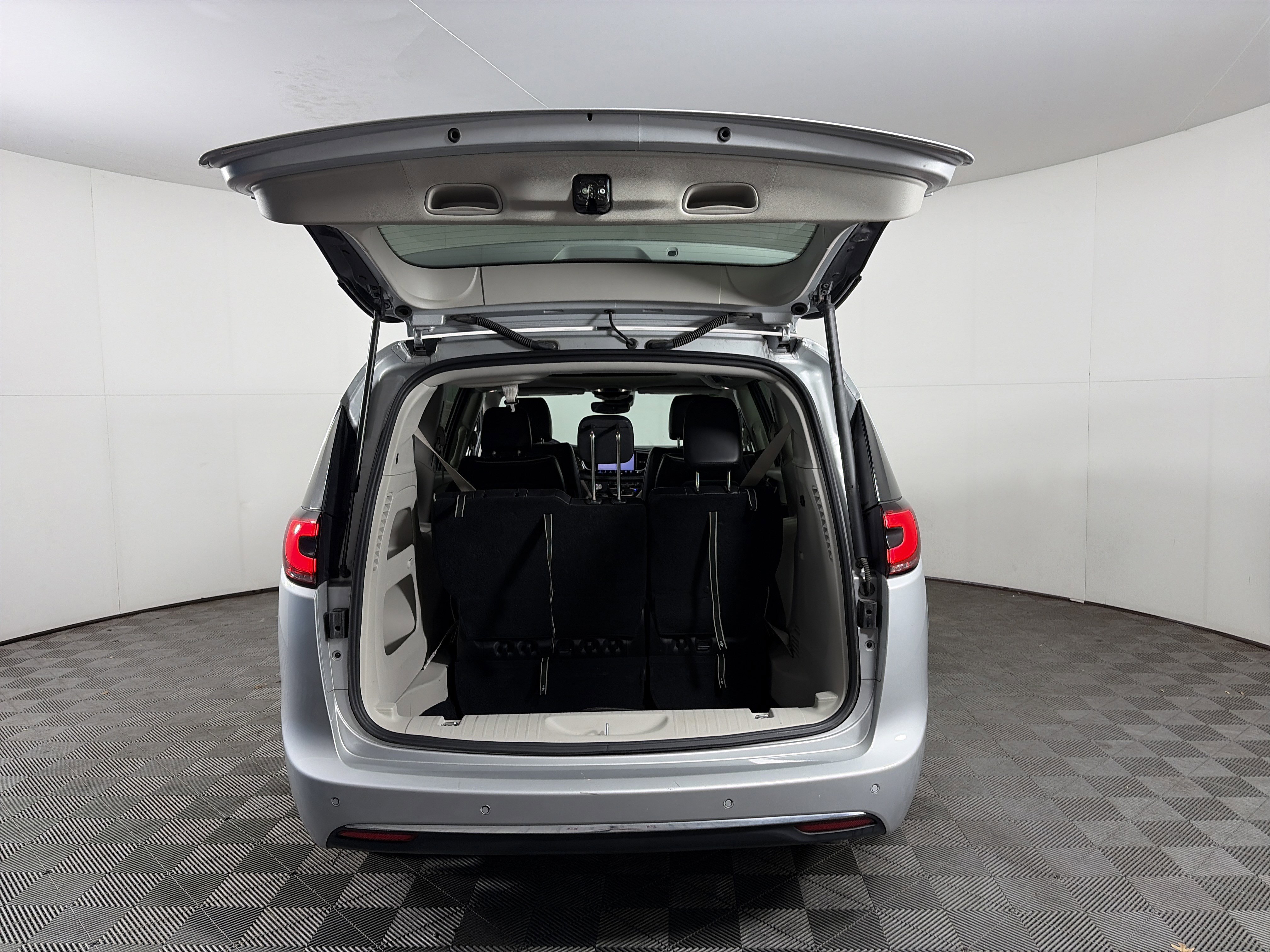 Used 2024 Chrysler Pacifica Limited image 19