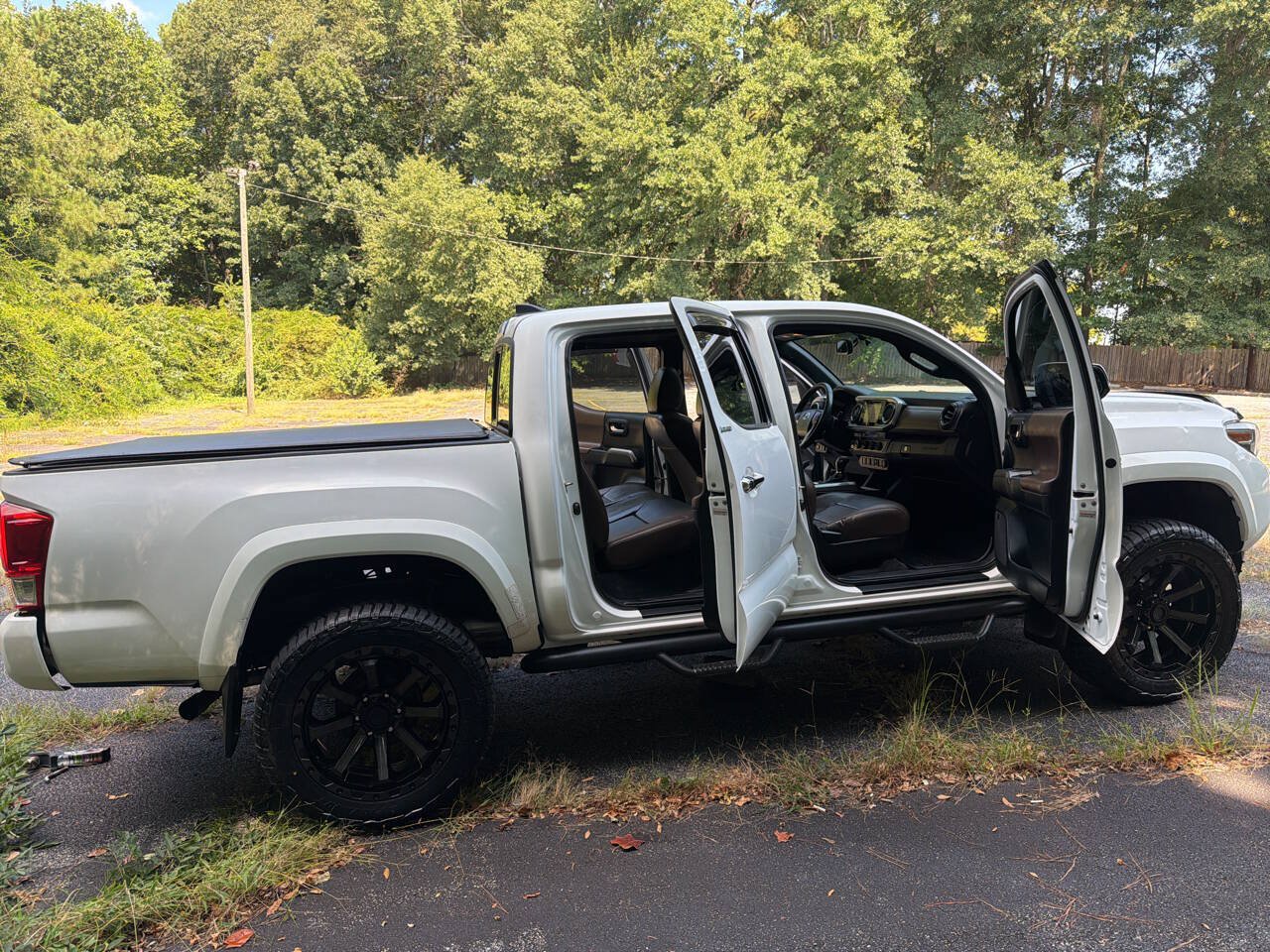 Used 2016 Toyota Tacoma Limited w/ Towing Package AWD/4WD image 19