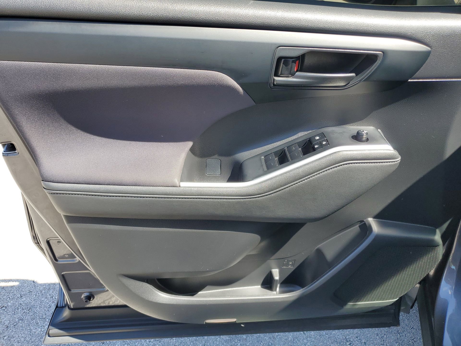 Used 2023 Toyota Highlander L image 18