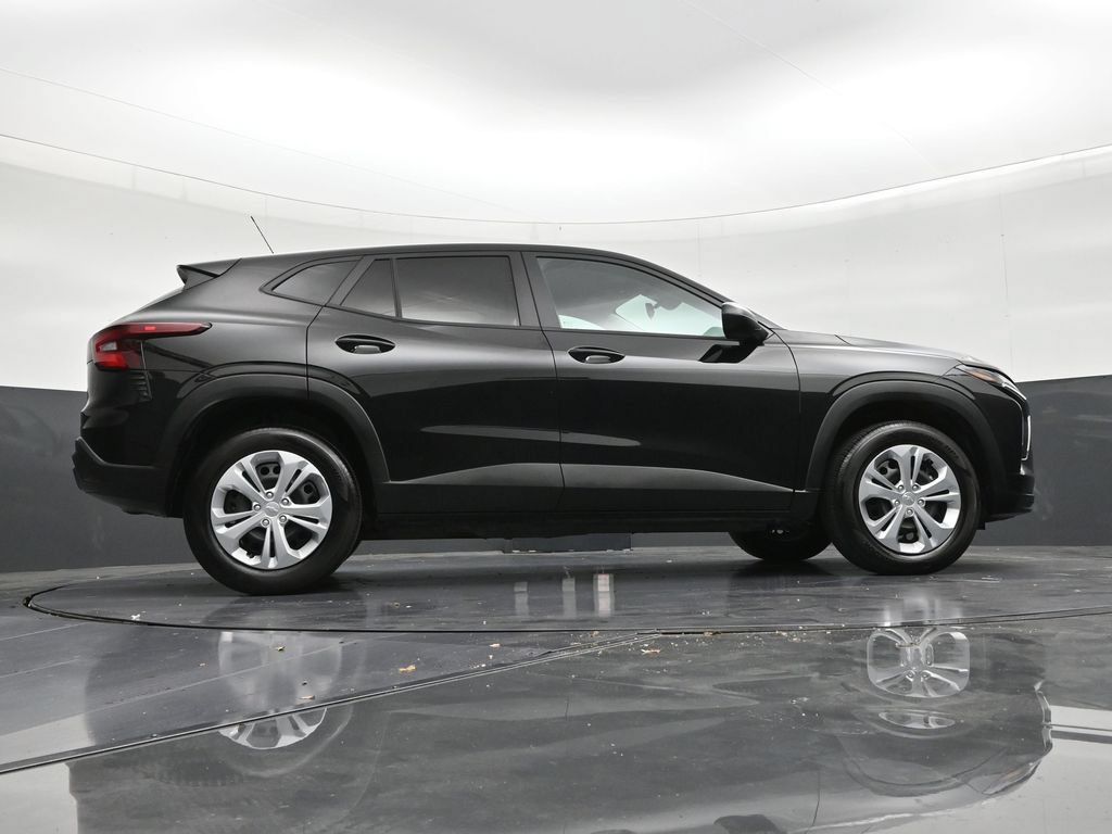 Used 2025 Chevrolet Trax LS FWD image 25