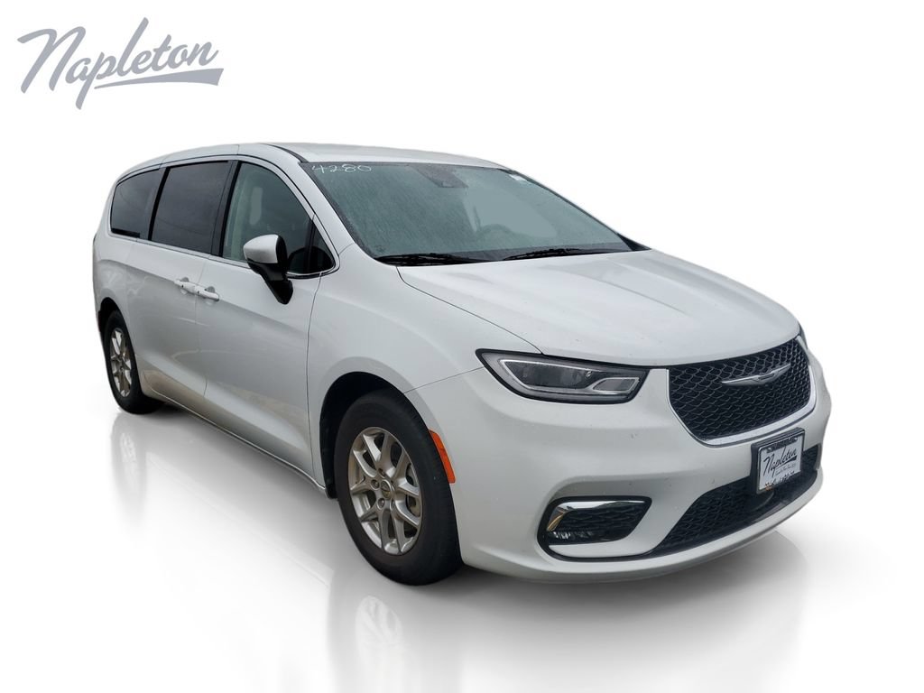 Used 2023 Chrysler Pacifica Touring-L FWD image 8
