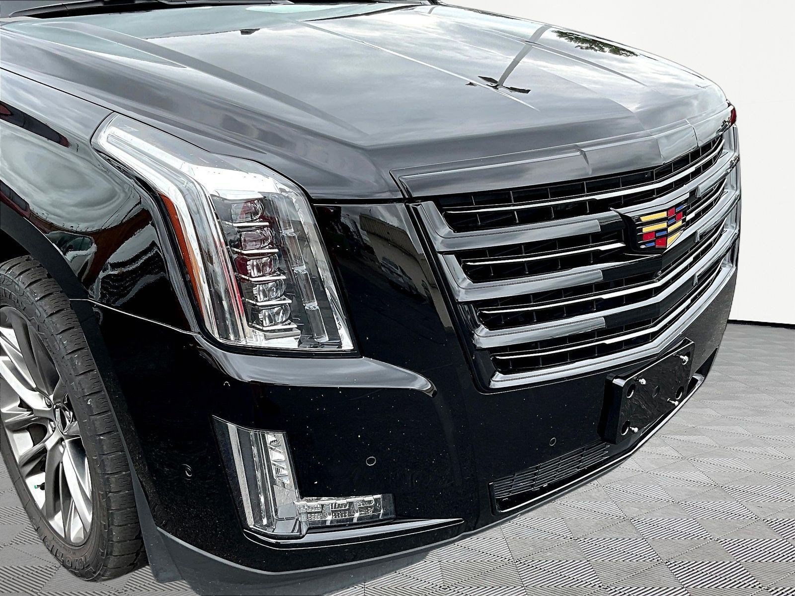 Used 2019 Cadillac Escalade Platinum w/ Escalade Sport Edition AWD/4WD image 33