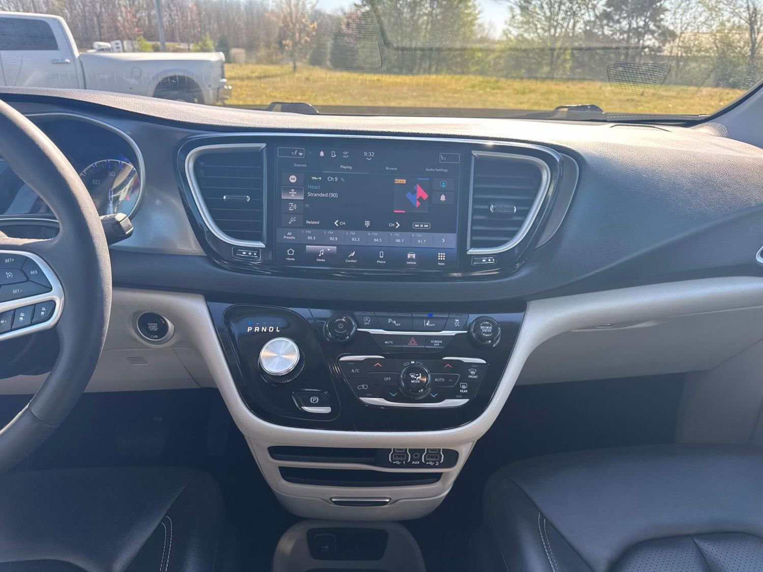 Used 2024 Chrysler Pacifica Touring-L image 21
