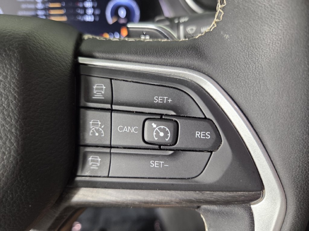 Used 2023 Jeep Grand Cherokee Limited w/ Black Appearance Package AWD/4WD image 16