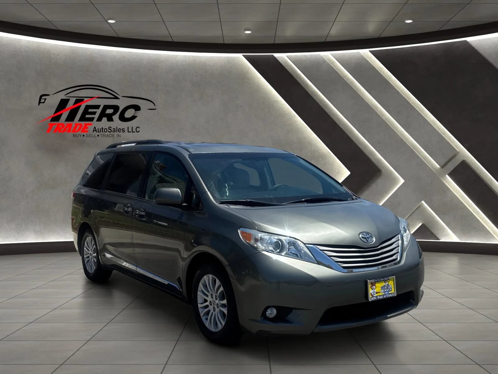 Used 2011 Toyota Sienna XLE w/ XLE Navigation Pkg FWD image 2