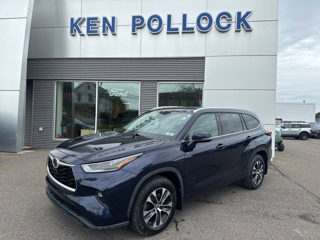Used 2021 Toyota Highlander XLE AWD/4WD image 2