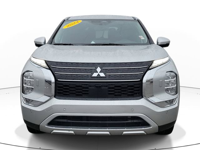 Used 2024 Mitsubishi Outlander SE image 2