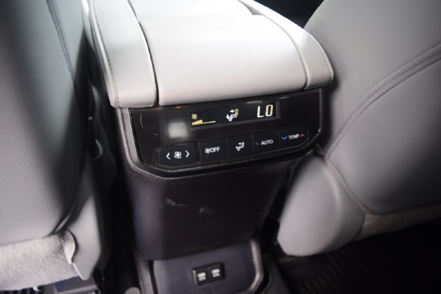 Used 2021 Toyota Highlander XLE FWD image 19