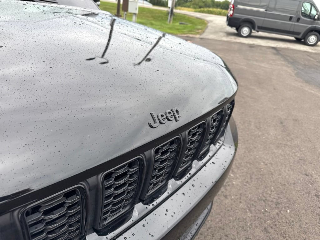 Certified 2024 Jeep Grand Cherokee Limited w/ Black Appearance Package AWD/4WD image 12