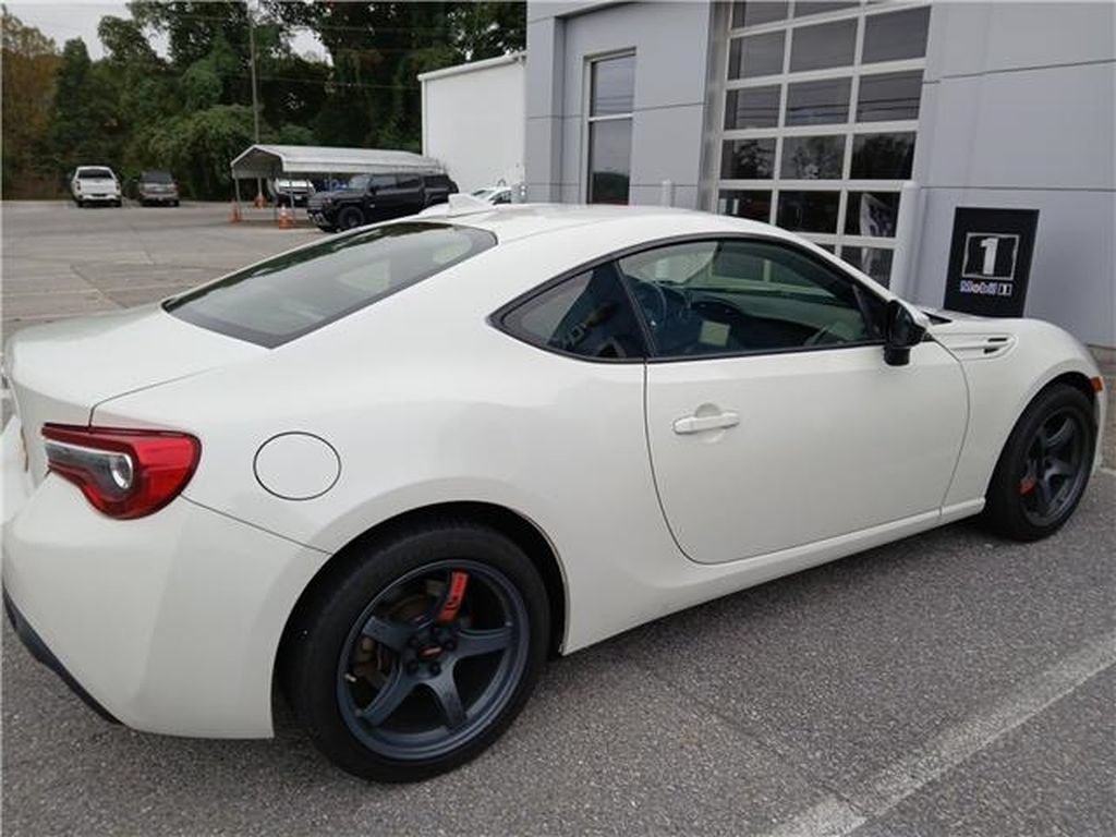 Used 2017 Toyota 86 RWD image 2