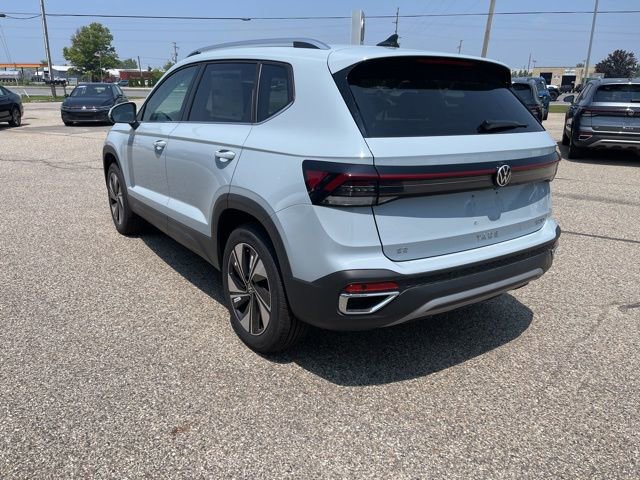 Used 2025 Volkswagen Taos SE w/ Panoramic Sunroof Package image 4