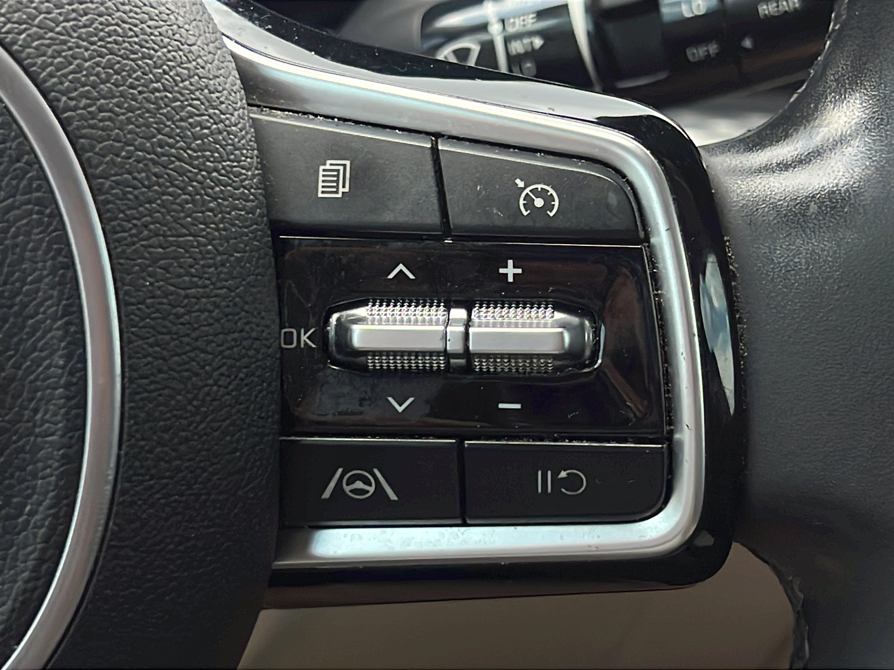 Used 2023 Kia Carnival LX FWD image 18
