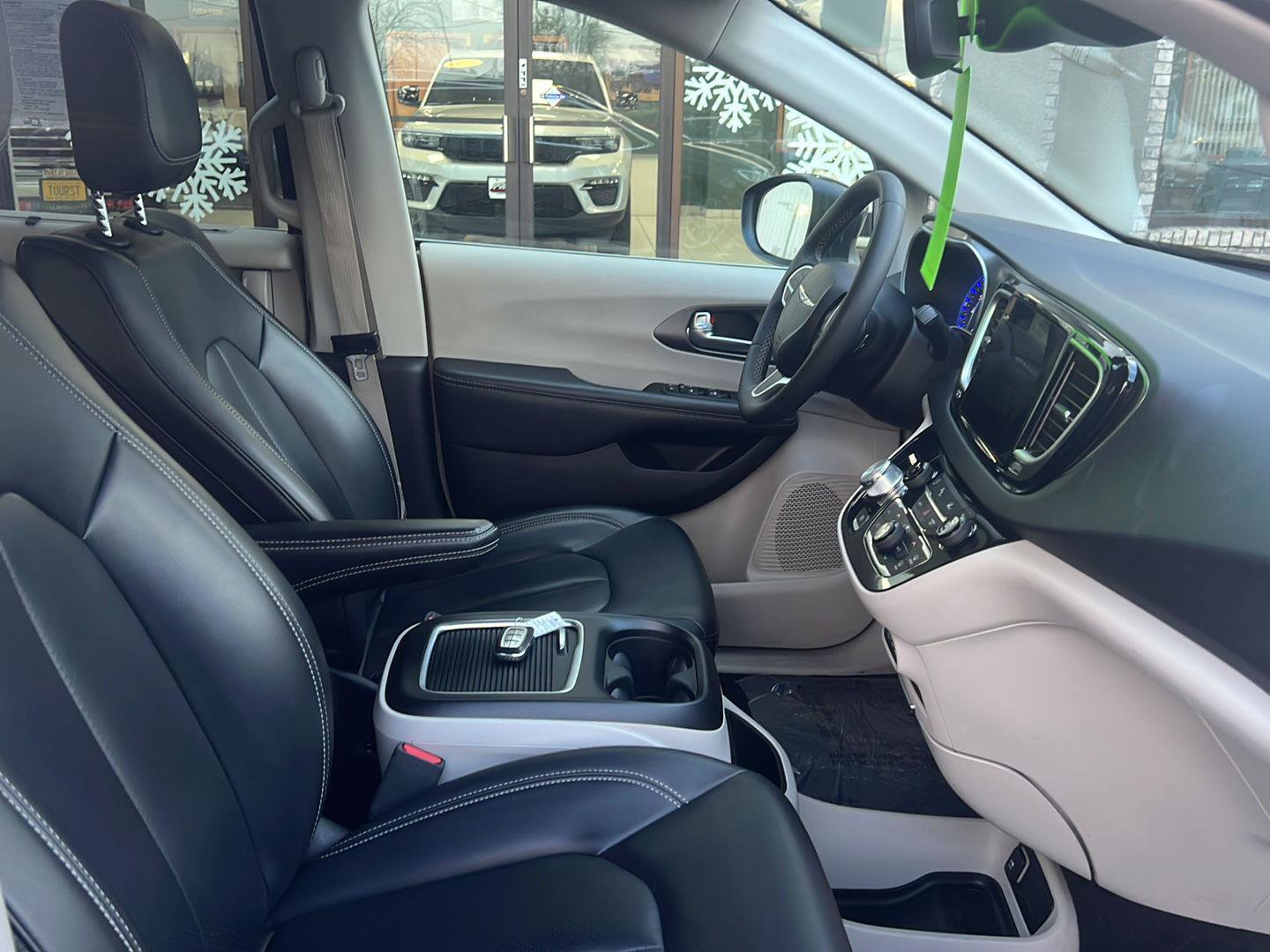 Used 2023 Chrysler Pacifica Touring-L image 15