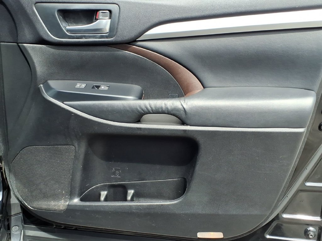 Used 2015 Toyota Highlander XLE FWD image 14