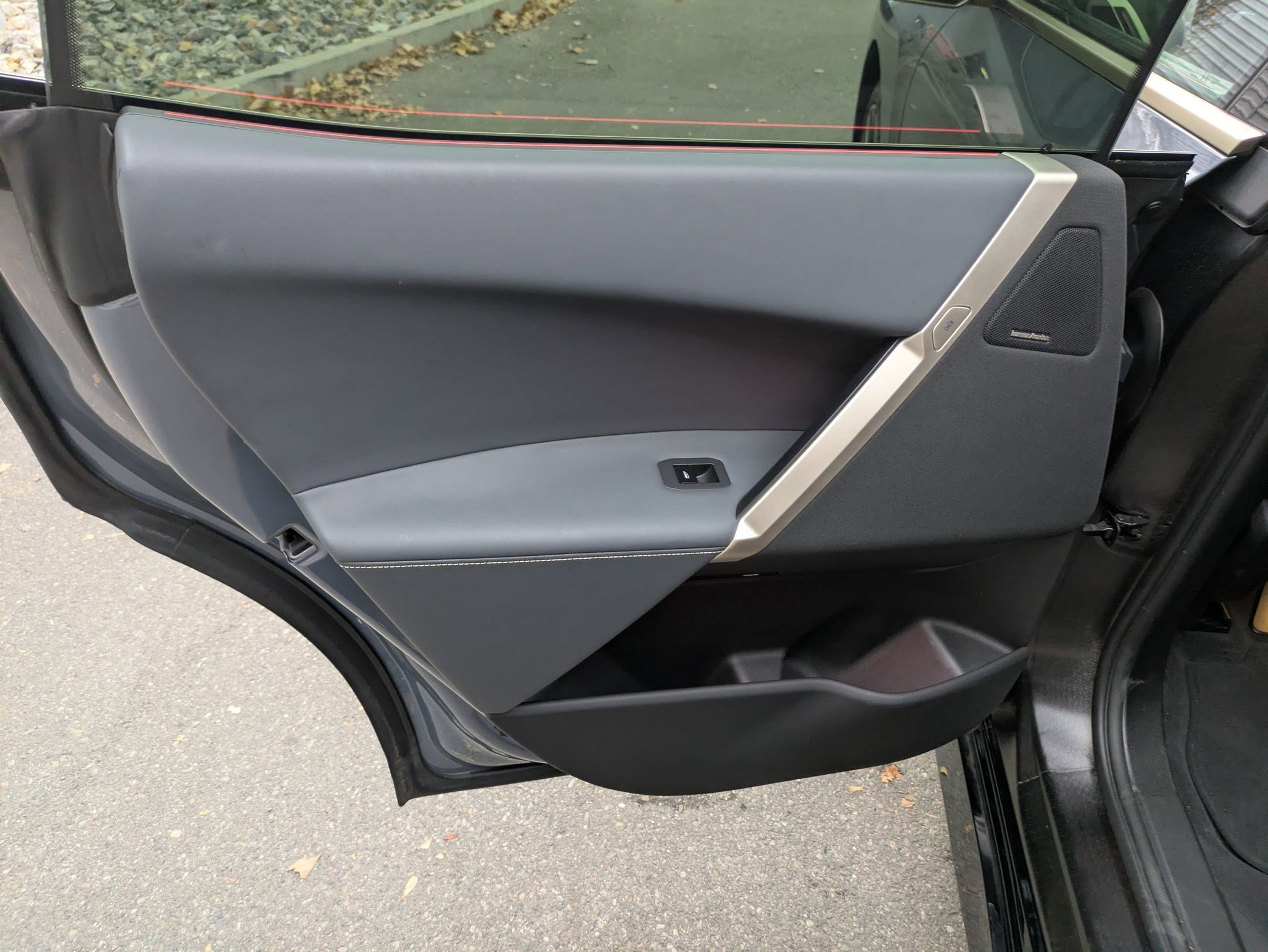 Used 2022 BMW iX xDrive50 w/ Premium Package image 29