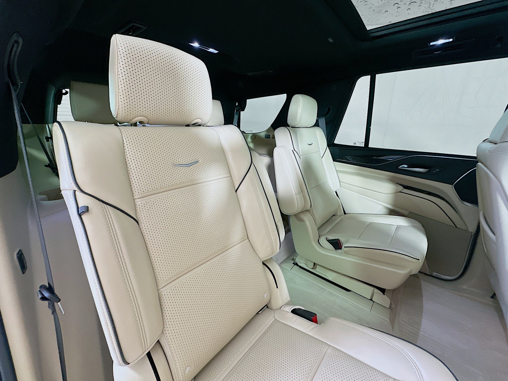 Used 2022 Cadillac Escalade Premium Luxury w/ Performance Package AWD/4WD image 29