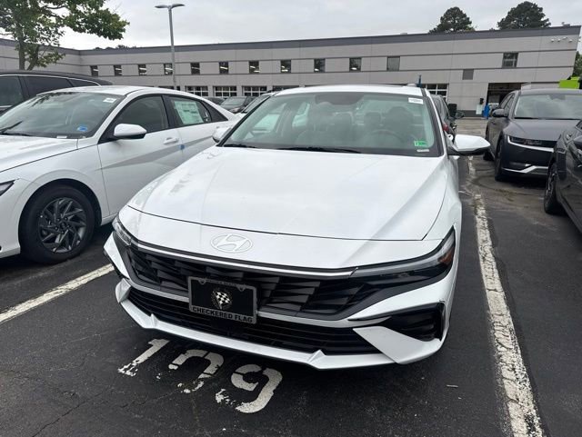 Used 2025 Hyundai Elantra Limited FWD image 4