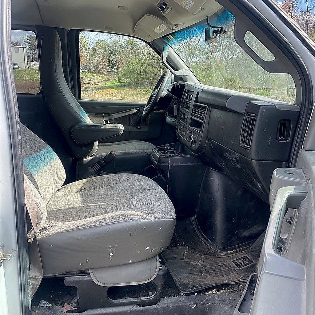 Used 2018 Chevrolet Express 3500 LT w/ LT Preferred Equipment Group RWD image 3