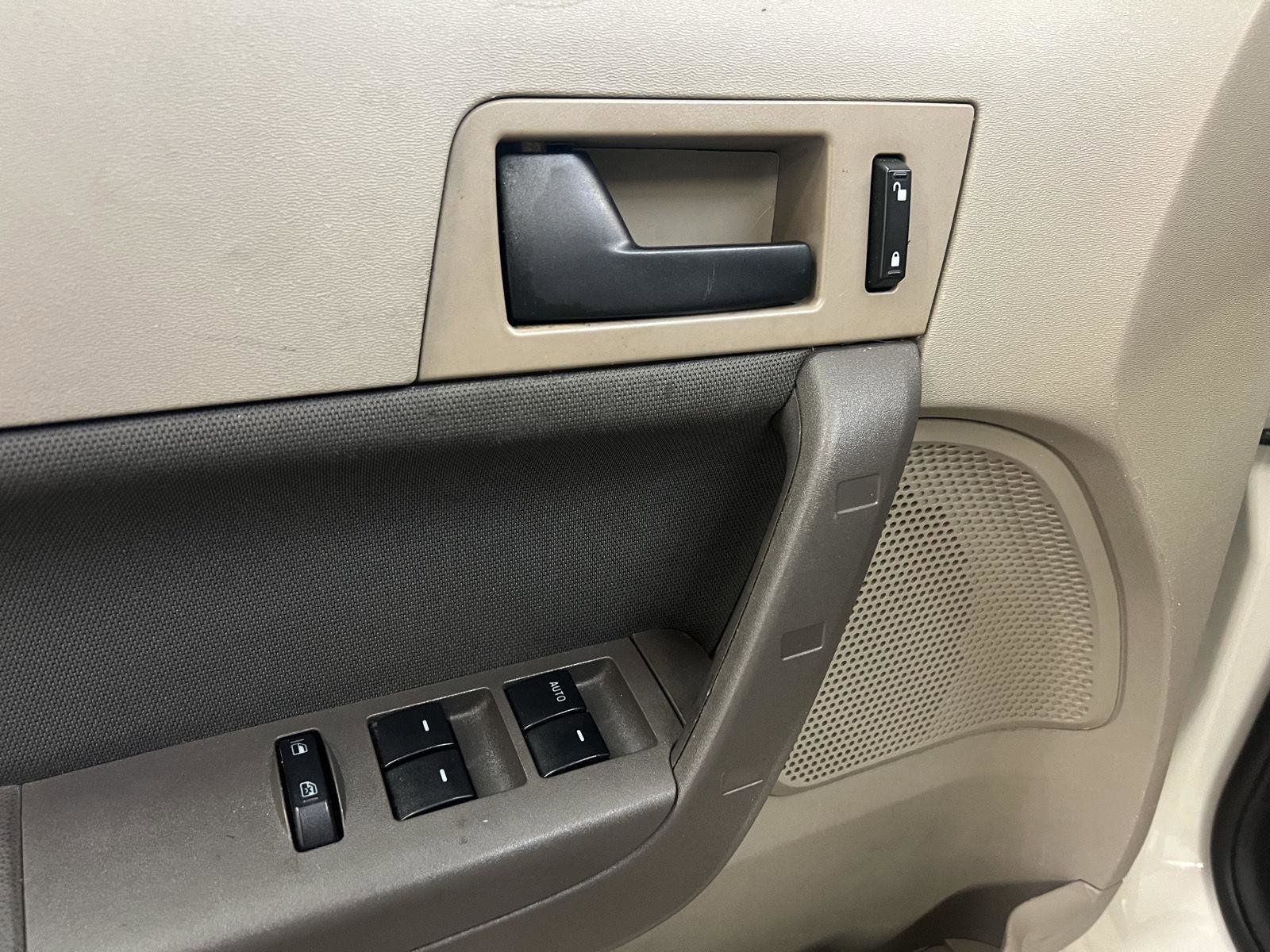 Used 2010 Ford Focus SE image 17