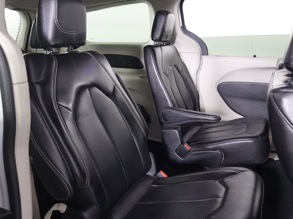 Used 2023 Chrysler Pacifica Touring-L image 31