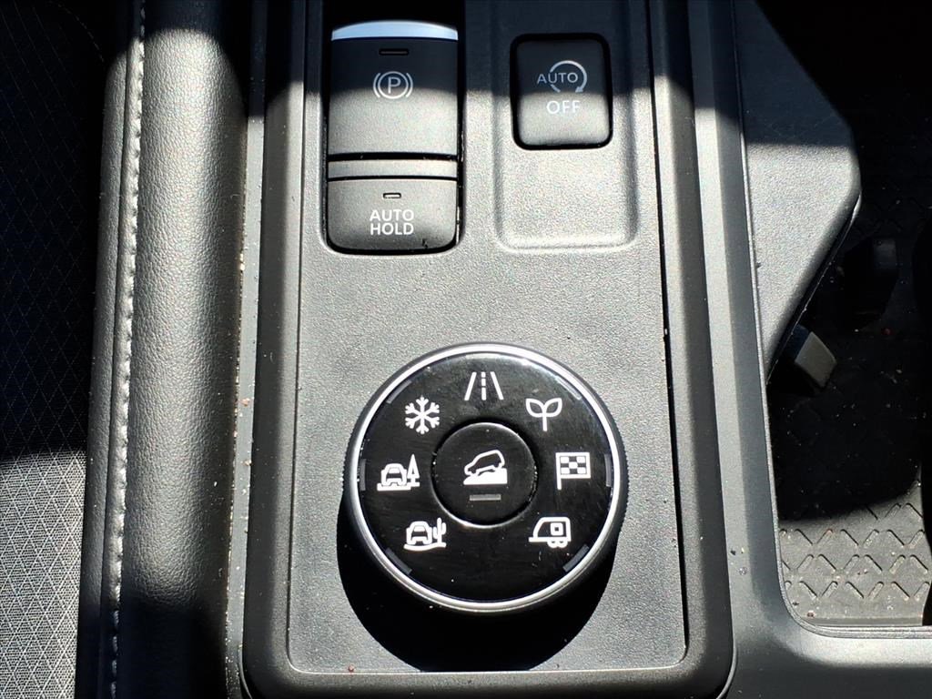 Used 2024 Nissan Pathfinder S image 25