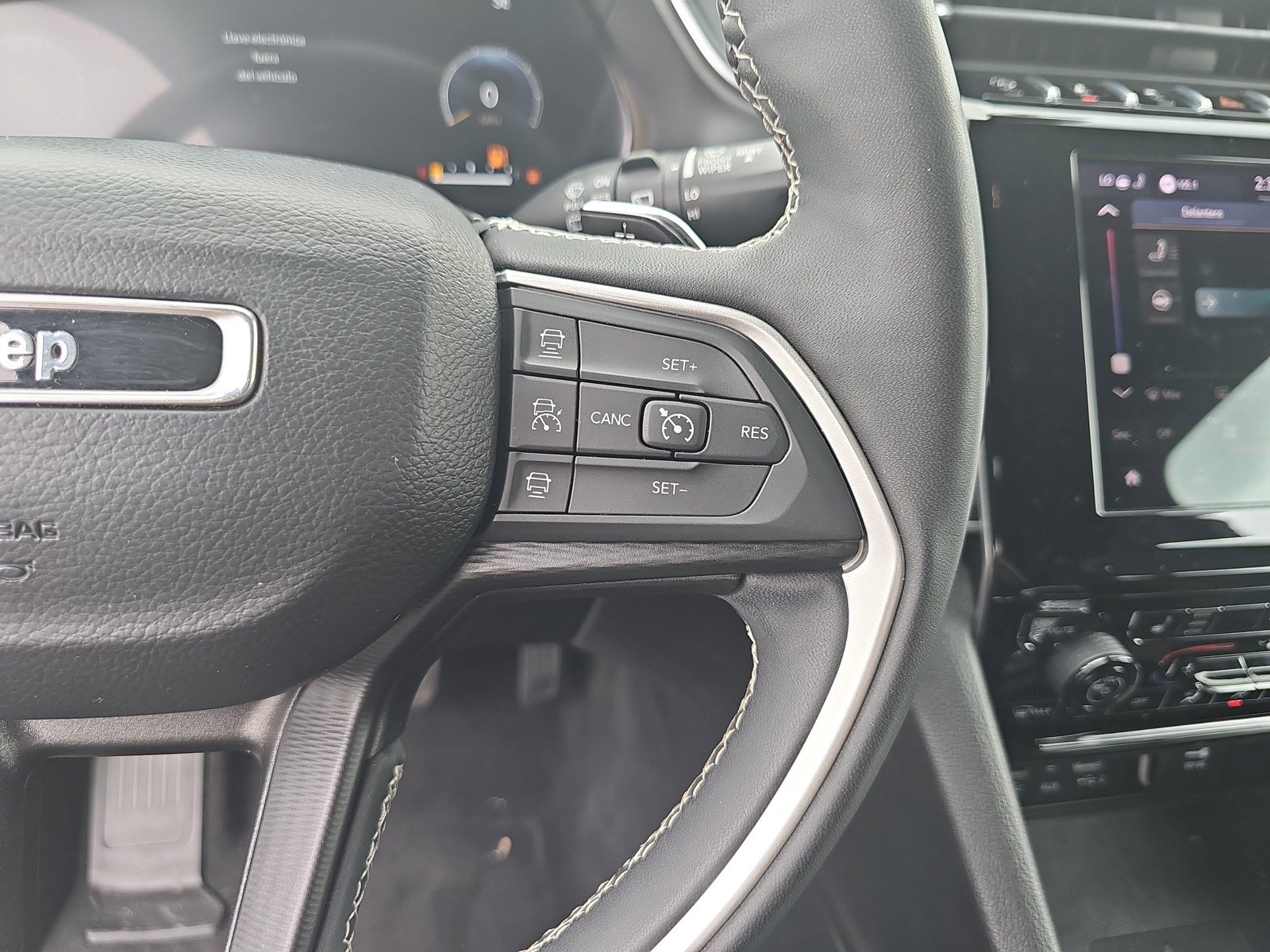 Used 2023 Jeep Grand Cherokee L Laredo RWD image 20