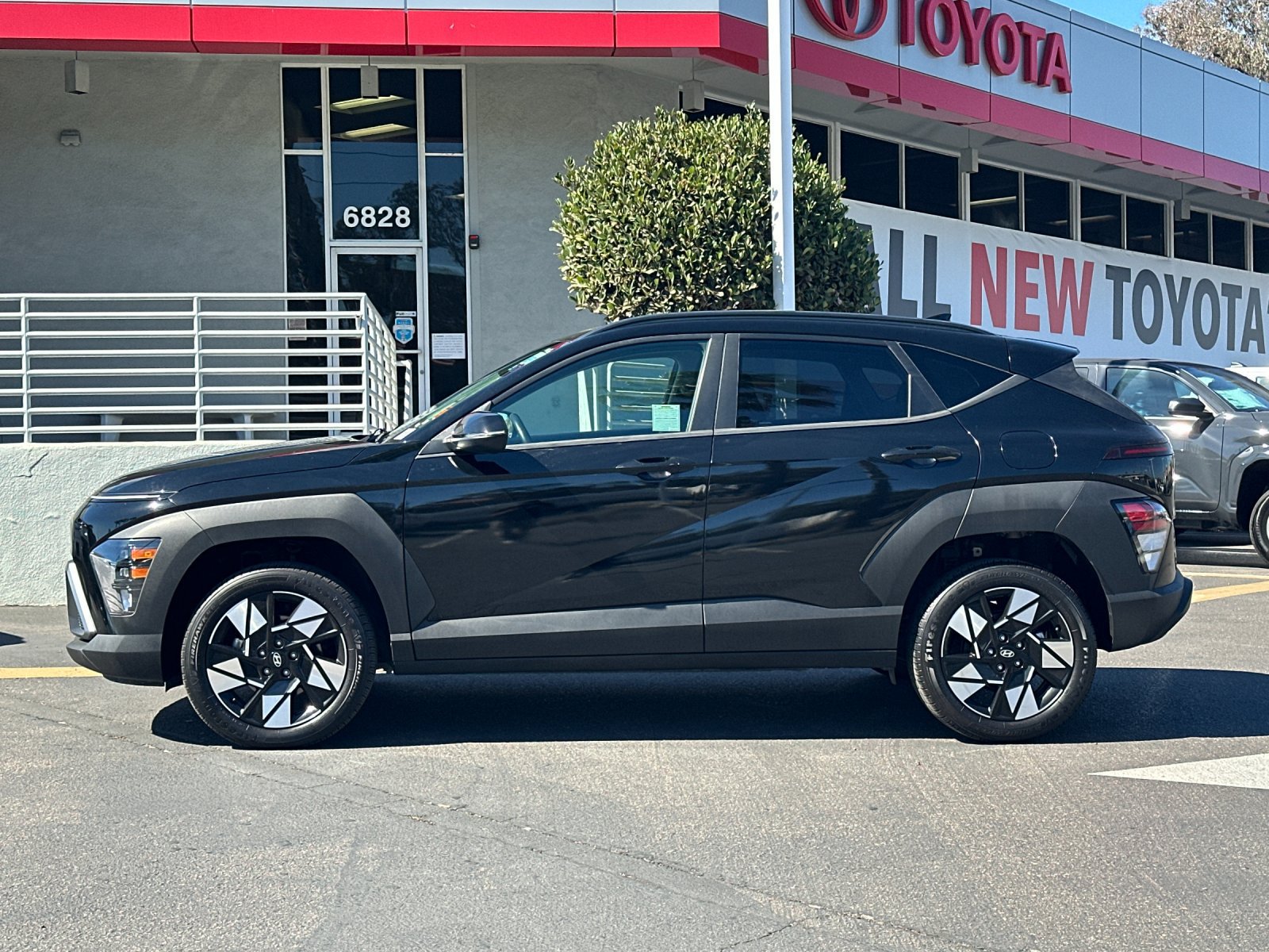 Used 2024 Hyundai Kona SEL AWD/4WD image 2
