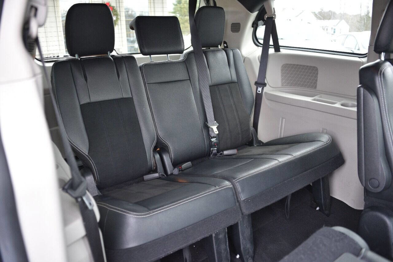 Used 2019 Dodge Grand Caravan SXT image 12