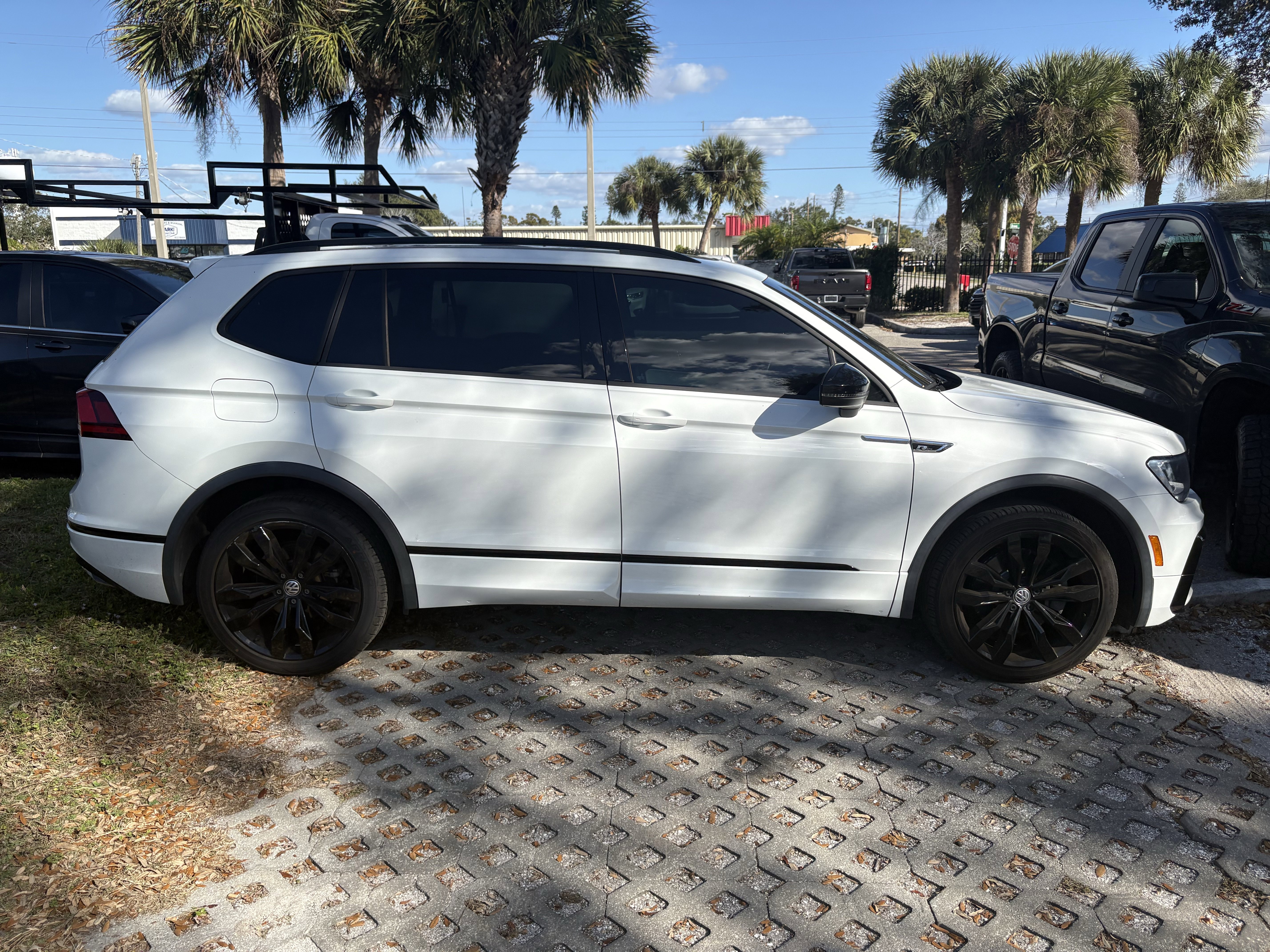 Used 2020 Volkswagen Tiguan SE R-Line image 8