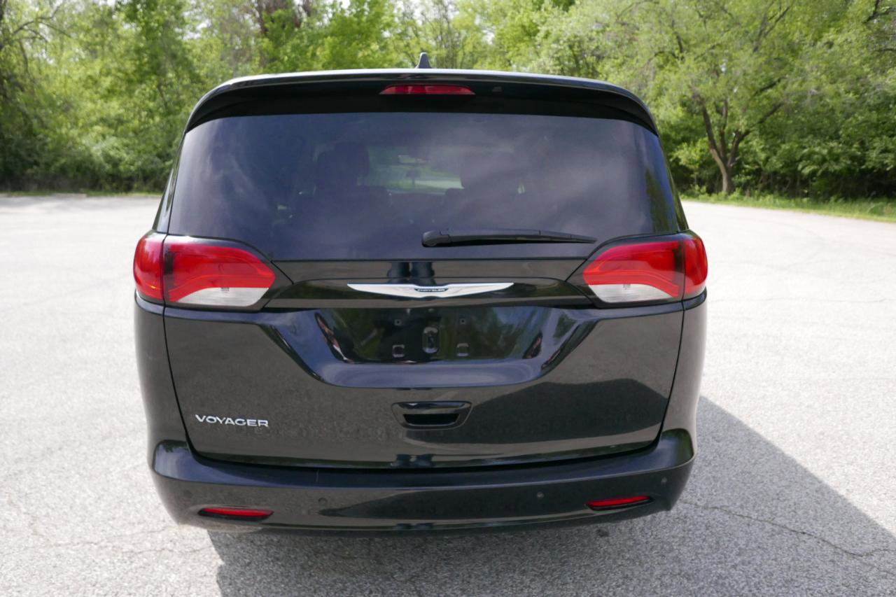 Used 2022 Chrysler Voyager LX FWD image 7