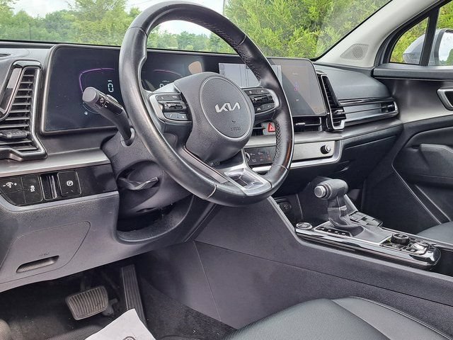 Used 2025 Kia Sportage EX FWD image 9