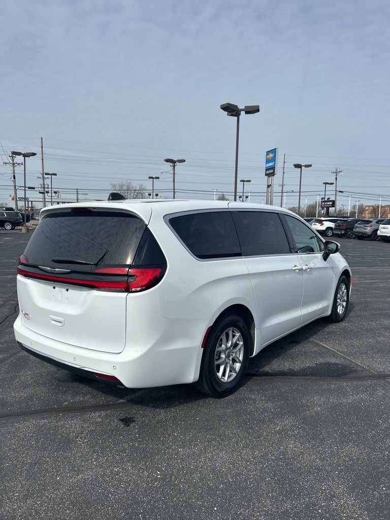 Used 2023 Chrysler Pacifica Touring-L image 18