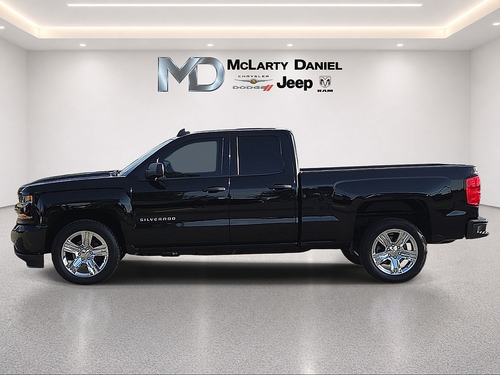 Used 2019 Chevrolet Silverado 1500 Custom w/ Custom Convenience Package RWD image 3