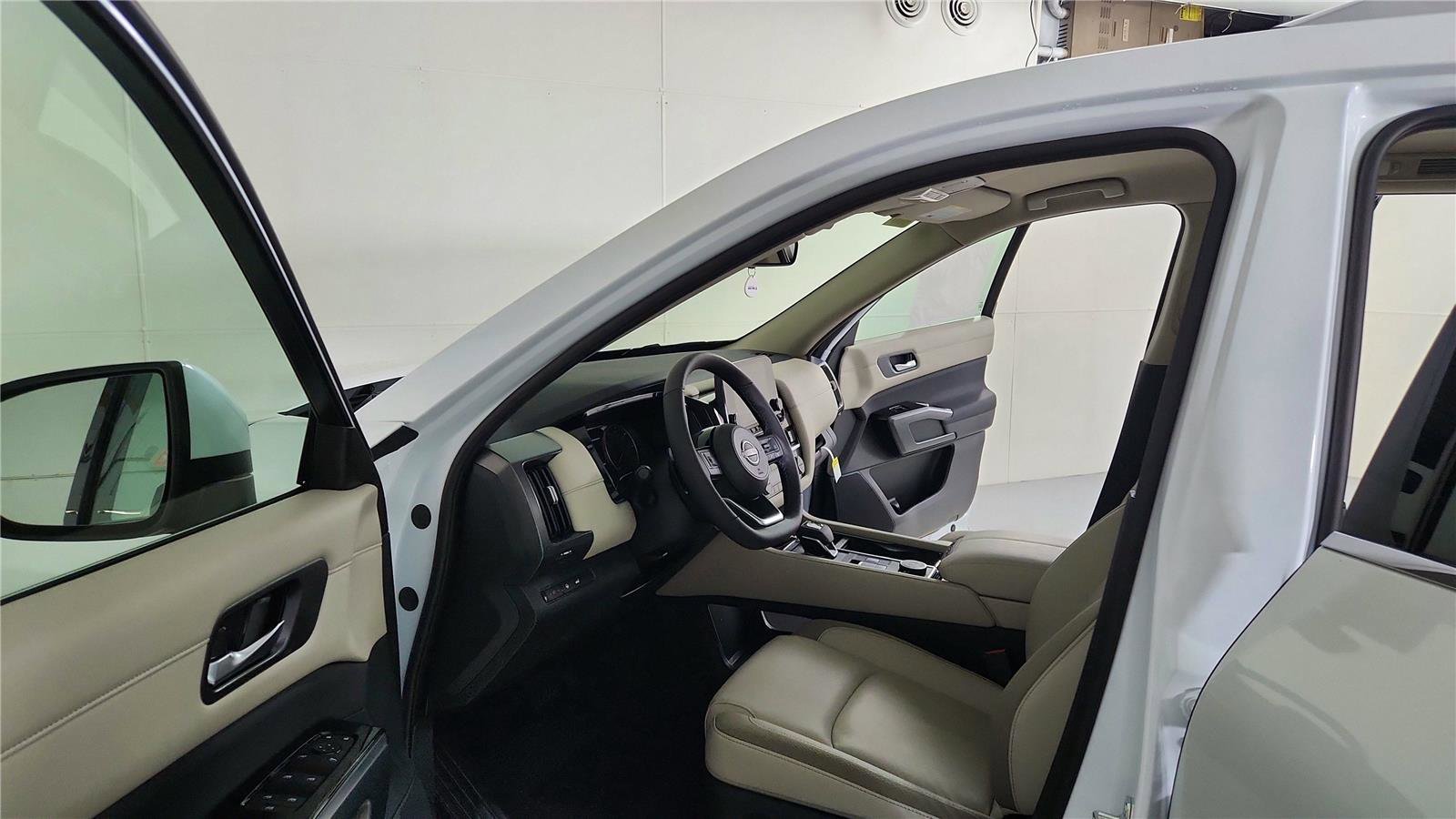 Used 2025 Nissan Pathfinder SL w/ Black Appearance Package image 15