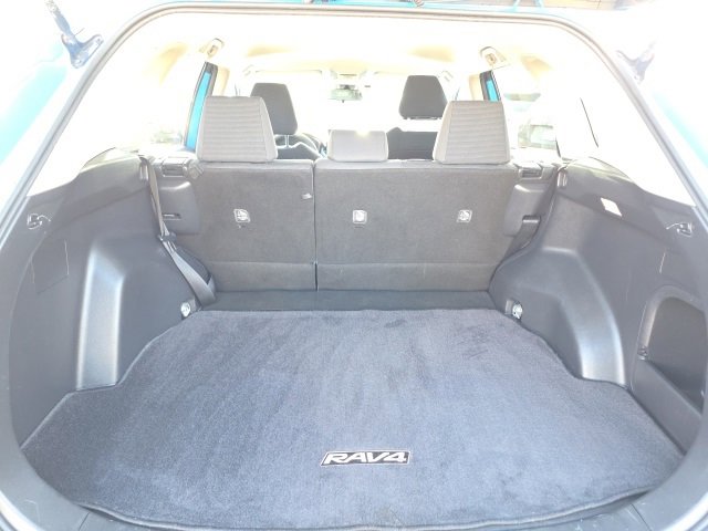 Used 2020 Toyota RAV4 LE w/ Carpet Mat Package image 26